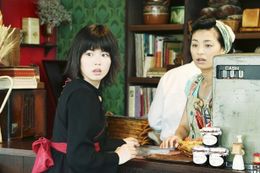 実写映画『魔女の宅急便』でキキを演じる小芝風花とおソノ役の尾野真千子