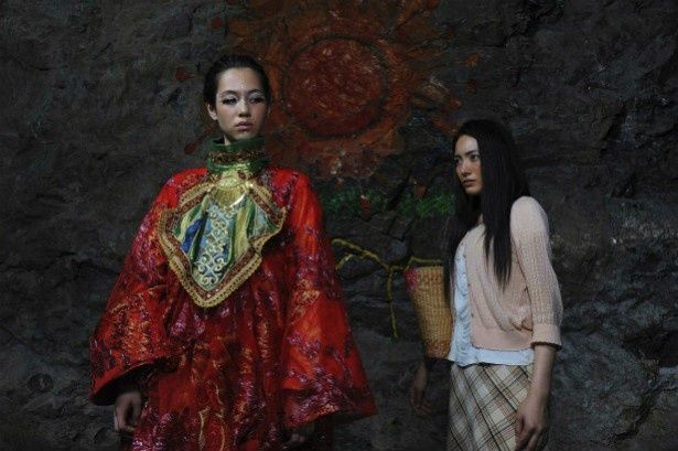 【写真を見る】奈緒子(仲間由紀恵)の強敵となる水原希子扮する呪術師が強烈！