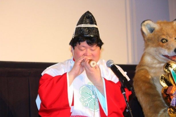 ちくわ笛奏者・住宅正人は、演奏を披露