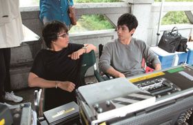 現場にてキム・ソンス監督と歓談中の西島秀俊