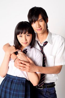 橘めい役の川口春奈と黒沢大和役の福士蒼汰