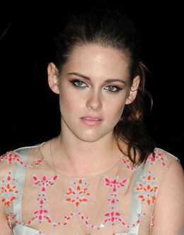 バレンシアガの香水の広告でトップレスを披露したクリステン