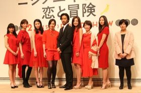 映画「ニシノユキヒコの恋と冒険」の完成報告会見に登場した(左から)中村ゆりか、本田翼、成海璃子、麻生久美子、竹野内豊、尾野真千子、阿川佐和子、木村文乃、井口奈己監督