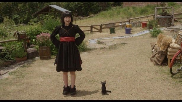 小芝演じるキキの横に座るかわいいジジ！