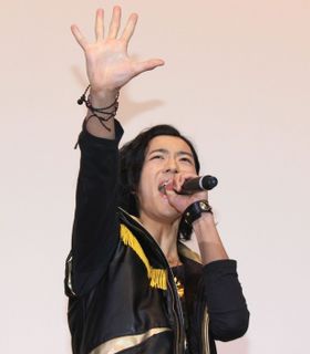 初日の喜びを爆発させた竜星涼