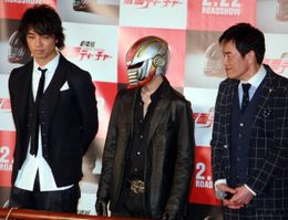 『仮面ティーチャー』のプレミアに観客が熱狂！