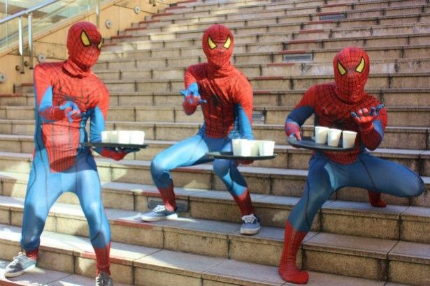 【写真を見る】人気沸騰！陽気にコーヒーサービスをするスパイダーマンたち