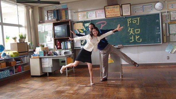 アンナの後ろにいるのはクラス担任のアチキタ先生。アンナに恋をしてしまう