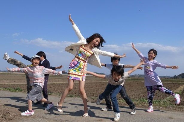 満島が子供たちに囲まれ生き生きとした表情を見せている