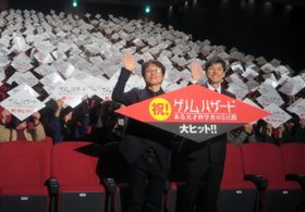 映画「ゲノムハザード ある天才科学者の5日間」の公開記念舞台あいさつに登壇した西島秀俊(右)とキム・ソンス監督(左)