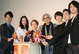 映画「小さいおうち」の初日公開記念舞台あいさつに登壇した(左から)妻夫木聡、黒木華、倍賞千恵子、山田洋次監督、松たか子、片岡孝太郎、吉岡秀隆