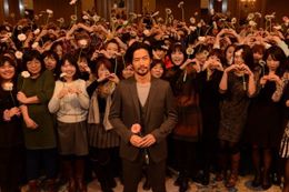 会場に集まった約200人のファンと“バレンタインフラワー”を持って記念撮影する竹野内豊