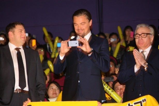 【写真を見る】ケータイを片手にはしゃぐレオに「ちゃんと撮れよ」と注意したスコセッシ監督