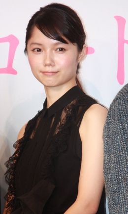本作で櫻井翔演じる栗原一止の妻・榛名役を演じた宮崎あおい