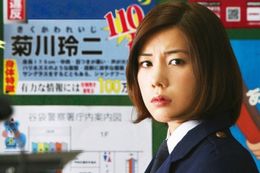 玲二(生田斗真)が好きな婦警の純奈には仲里依紗。玲二は純奈との関係を望んでいるが、果たして…!?