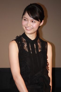 舞台挨拶で櫻井翔を称えた宮崎あおい