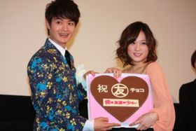 瀬戸康史に北乃きいが友チョコをプレゼント！