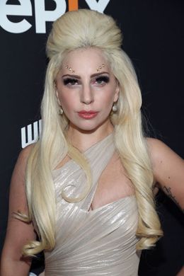 昨年はうつ状態に苦しんだことを明かしたガガ