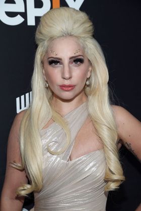 昨年はうつ状態に苦しんだことを明かしたガガ