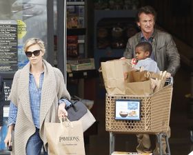 ショーンとシャーリーズ、養子のジャクソンが3人で買い物に！