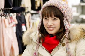 左半身と記憶能力に障害を持つつかさを演じる北川景子。その笑顔が魅力的！