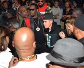 ジャスティンらが機内でマリファナを吸いすぎて大変なことに？