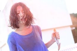 先日解禁された画像ではわからなかったが、夏帆演じる梓の手には凶器が！