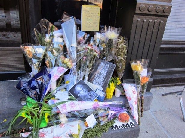 マンションの入り口には、たくさんの献花や偉大な俳優を称えるコメントが寄せられている