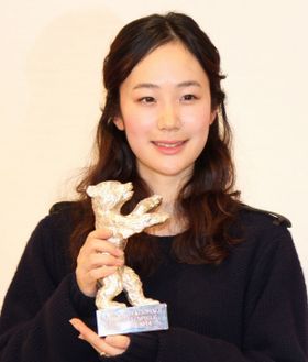 快挙の黒木華、笑顔で帰国会見！