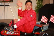 柳沢慎吾、F1仕様の三輪車に乗って登場！