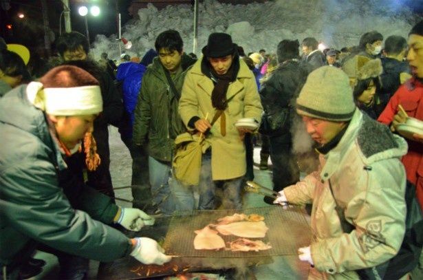 地元の方々がおいしい郷土料理をふるまってくれる