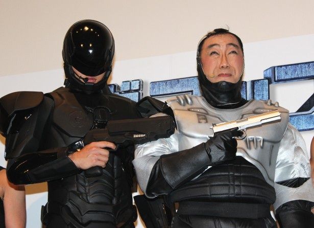 コロッケとロボコップがダンス対決！
