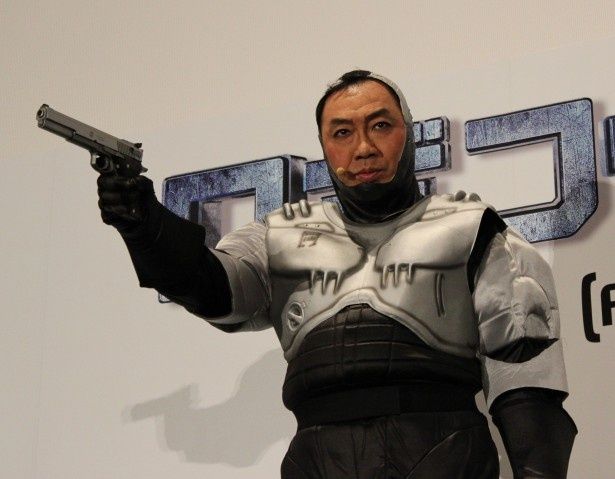 ロボコップになりきったコロッケ