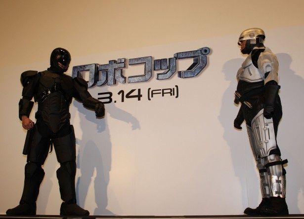 ロボットダンスで対決することになった2人