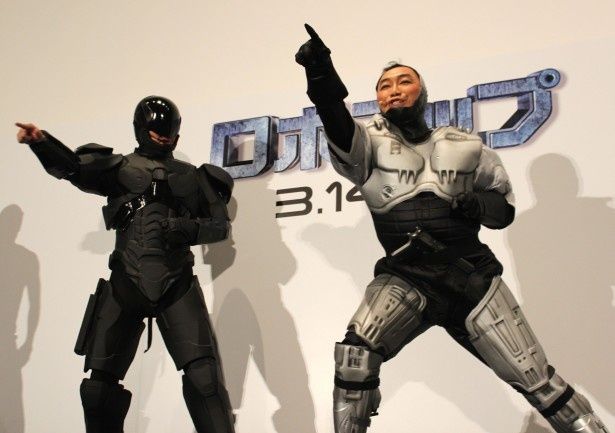 ロボコップとコロッケが一緒に「アイウォンチュー！」