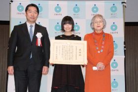 感謝状を贈呈され、喜ぶ主演・小芝と原作者・角野