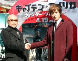 映画「キャプテン・アメリカ/ウィンター・ソルジャー」の「縁結び＆ヒット祈願」に登壇した竹中直人(左)と溝端淳平(右)