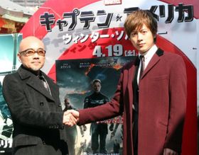 映画「キャプテン・アメリカ/ウィンター・ソルジャー」の「縁結び＆ヒット祈願」に登壇した竹中直人(左)と溝端淳平(右)
