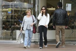 母親と買い物するミラ・クニス。左手の薬指に注目！