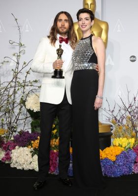 『ダラス・バイヤーズクラブ』のジャレッド・レトが助演男優賞を受賞。プレゼンターのアン・ハサウェイと