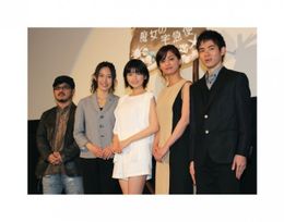 キキ役を演じた小芝と、キキの相棒・黒猫ジジの声を演じた寿がそろい踏み！