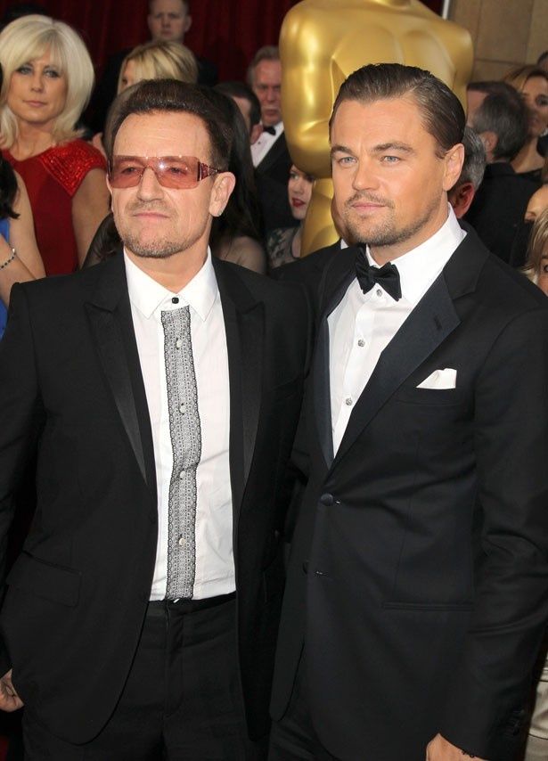 レッドカーペットでU2のボノと撮影されるシーンも