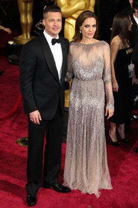 会場に届いたピザをエレンと配ったブラピと、ピザは食べなかったアンジー