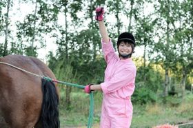 馬が大好きなヒロインの御影アキを演じる広瀬アリス。乗馬もこなし、ばん馬レースにも挑戦！