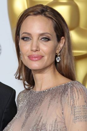 7月5日(土)より日本公開される『マレフィセント』で悪の魔女マレフィセントを演じるアンジー