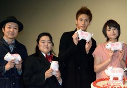 映画「銀の匙 Silver Spoon」の公開記念舞台あいさつに登場した(左から)吉田恵輔監督、安田カナ、市川知宏、広瀬アリス