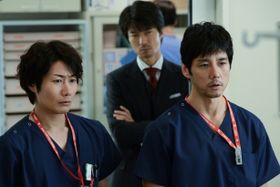 東城医大付属病院の救命救急センター部長・速水晃一役の西島秀俊(右)と救命救急医・長谷川崇役の戸次重幸(左)