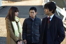 映画「チーム・バチスタFINAL ケルベロスの肖像」に出演する(左から)医療ジャーナリスト・別宮葉子役の桐谷美玲、田口公平役の伊藤淳史、白鳥圭輔役の仲村トオル