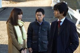 映画「チーム・バチスタFINAL ケルベロスの肖像」に出演する(左から)医療ジャーナリスト・別宮葉子役の桐谷美玲、田口公平役の伊藤淳史、白鳥圭輔役の仲村トオル