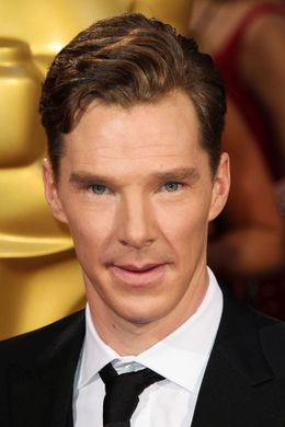 フォトボムとは、誰かが写真を撮ろうとしている時に、うしろや横から写真に写り込もうとするイタズラのこと。カンバーバッチのマイブーム!?